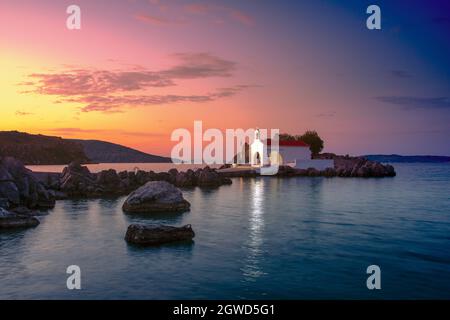 Piccola chiesa di Agios Isidoro nel mare sopra le rocce, isola di Chios, Grecia. Foto Stock