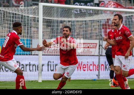 Sport, Football, Regional League West, 2021/2022, Rot Weiss Essen vs. Rot Weiss Oberhausen 1-1, Stadium Essen, Hafenstrasse, gioendo al gol 1-0, f.l.t.r. Isaiah Young (RWE), Oguzhan Kefkir (RWE), Cedric Harenbrock (RWE), Simon Engelmann (RWE) Foto Stock