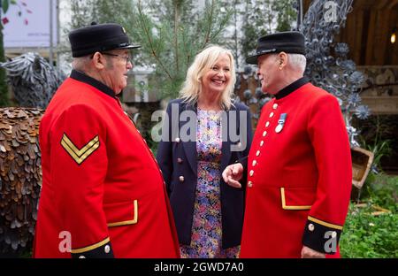 Carol Kirkwood, presentatore meteorologico della BBC, si presenta con due pensionati Chelsea al Salone dei Fiori di Chelsea RHS. Foto Stock