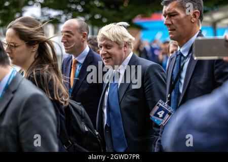 Manchester, Regno Unito. 03 ottobre 2021. Boris Johnson entra nel Midland Hotel di Manchester, Regno Unito il 10/3/2021. (Foto di Ryan Jenkinson/News Images/Sipa USA) Credit: Sipa USA/Alamy Live News Foto Stock