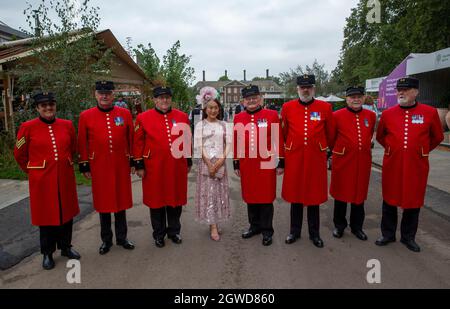 I pensionati Chelsea al Chelsea Flower show studiano le luminose esposizioni floreali nel Padiglione principale. Foto Stock