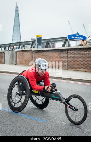 Londra, Regno Unito. 3 ottobre 2021. (Eventuale gara di carrozzella 8° posto) Patricia Eachus (sui) passa il miglio 24 a Blackfriars nella Maratona di Londra, la prima volta che si svolge dall'aprile 2019 a causa della pandemia di Covid-19. Oltre 36,000 atleti d'élite, club runner e divertenti runner partecipano all'evento di massa, con altre 40,000 persone che partecipano virtualmente. Credit: Stephen Chung/Alamy Live News Foto Stock