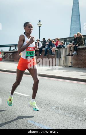 Londra, Regno Unito. 3 ottobre 2021. (Eventuale gara delle donne d'élite 3° posto) Ashete BEKERE (ETH) passa il miglio 24 a Blackfriars nella Maratona di Londra, la prima volta che si svolge dall'aprile 2019 a causa della pandemia di Covid-19. Oltre 36,000 atleti d'élite, club runner e divertenti runner partecipano all'evento di massa, con altre 40,000 persone che partecipano virtualmente. Credit: Stephen Chung/Alamy Live News Foto Stock