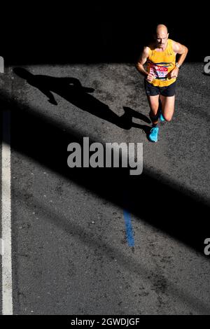 EMBANKMENT, LONDRA, REGNO UNITO. 3 ottobre 2021. I corridori della maratona di Londra passano Embankment mentre corrono lungo il Tamigi. Foto Stock