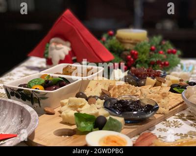 Festeggiamo Natale o Capodanno. Tavolo da festa con vino. Foto Stock