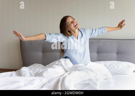 Ragazza felice sensazione di gioia, pieno di energia dopo il sonno abbastanza Foto Stock