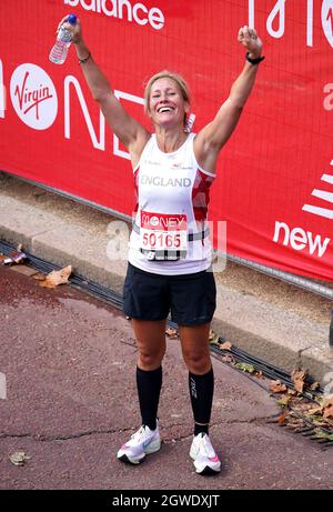 Sophie Raworth festeggia dopo aver terminato la Maratona di Londra Virgin Money. Data foto: Domenica 3 ottobre 2021. Foto Stock