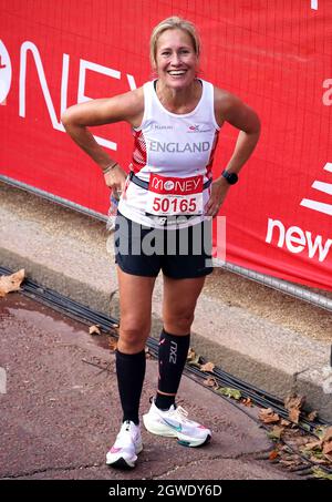 Sophie Raworth festeggia dopo aver terminato la Maratona di Londra Virgin Money. Data foto: Domenica 3 ottobre 2021. Foto Stock