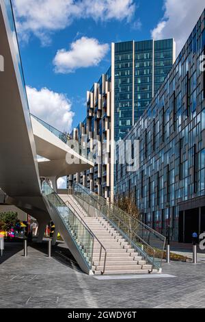 Il passaggio pedonale sopraelevato Tide collega la stazione della metropolitana di North Greenwich alle sponde orientali del Tamigi, della Greenwich Peninsula, Londra, Regno Unito Foto Stock