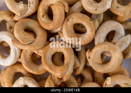 Taralli tarallini o tarallucci con semi di finocchio della Puglia, da vicino in alto Foto Stock