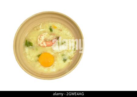 gamberetti di porridge di riso e calamari con tuorlo d'uovo con aggiunta di zenzero sulla ciotola Foto Stock