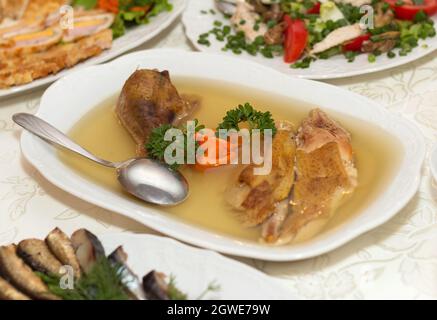 Carne di pollo gelata su bianco, antipasto al ristorante Foto Stock