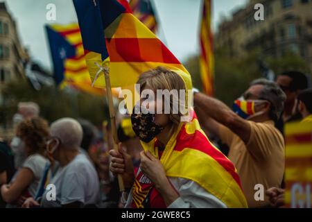 Barcellona, Spagna. 3 ottobre 2021. Centinaia di attivisti catalani a favore dell'indipendenza si riuniscono per celebrare il 4° anniversario di uno sciopero generale in corso il 3 ottobre 2017, due giorni dopo un referendum sull'indipendenza vietato. Credit: Matthias Oesterle/Alamy Live News Foto Stock