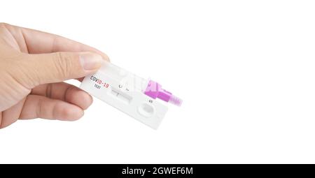 La propria mano mostra il risultato del test negativo di Covid-19 del kit per test rapido antigenico su sfondo bianco e spazio di copia, concetto di protezione infettiva di Coronavirus Foto Stock