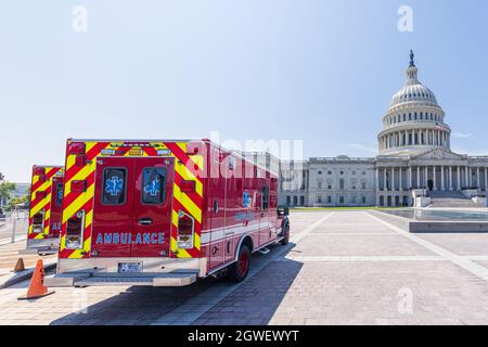 WASHINGTON DC, USA - SETTEMBRE 20: Ambulanze parcheggiate fuori dall'edificio del Campidoglio il 20 Settembre 2021 a Washington DC Foto Stock