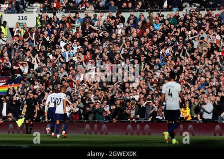 Londra, Regno Unito. 3 ottobre 2021; Tottenham Hotspur Stadium. Tottenham, Londra, Inghilterra; Premier League football, Tottenham contro Aston Villa: I fan di Aston Villa guardano al sole mentre guardano la partita solo per uso editoriale, licenza richiesta per uso commerciale. Nessun utilizzo in scommesse, giochi o pubblicazione di un singolo club/campionato/giocatore. Credit: Action Plus Sports Images/Alamy Live News Foto Stock