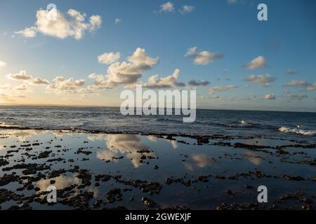 Tramonto in spiaggia dillica con acque cristalline a barra Grande, Marau, Stato di Bahia, Brasile Foto Stock