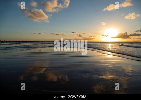 Tramonto in spiaggia dillica con acque cristalline a barra Grande, Marau, Stato di Bahia, Brasile Foto Stock