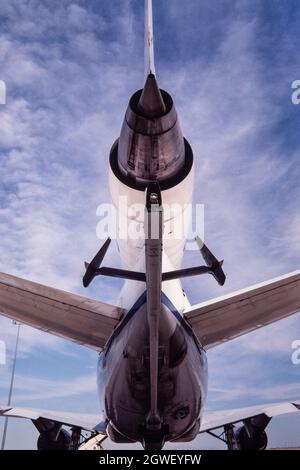 Il braccio di rifornimento dell'aria e la sonda sotto il motore a getto sotto la coda di una cisterna di rifornimento dell'aria dell'unità Air Force KC-10 Extender statunitense. Foto Stock