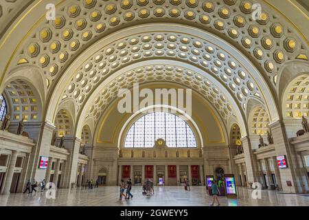 WASHINGTON DC, USA - 14 AGOSTO 2021: Grande hall alla Union Station di DC. La stazione storica è stata aperta nel 1907. Foto Stock