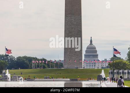 WASHINGTON DC, USA - 15 AGOSTO 2021: Il Campidoglio circondato da bandiere americane del Washington Memorial. Foto Stock