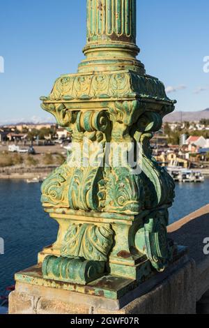 La base di una lampada originale in ghisa sul London Bridge nella città di Lake Havasu, Arizona. Foto Stock