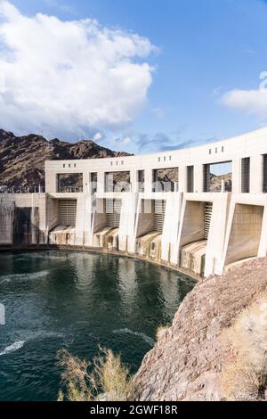 Parker Dam è una diga in cemento ad arco-gravità costruita sul fiume Colorado nel 1938 e colpisce il lago Havasu tra Arizona e California. Foto Stock