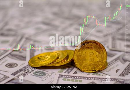 Oro bitcoin monete criptovaluta sul gruppo di soldi 100 dollari un sacco di dollari Foto Stock