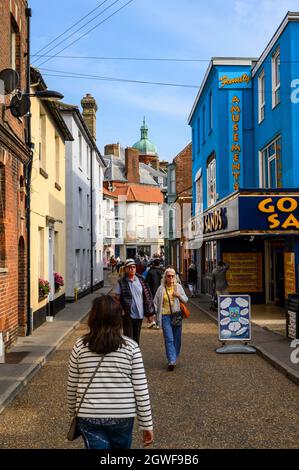 I visitatori camminano per le antiche e affascinanti strade di Cromer, Norfolk, Inghilterra, in un pomeriggio soleggiato. Foto Stock