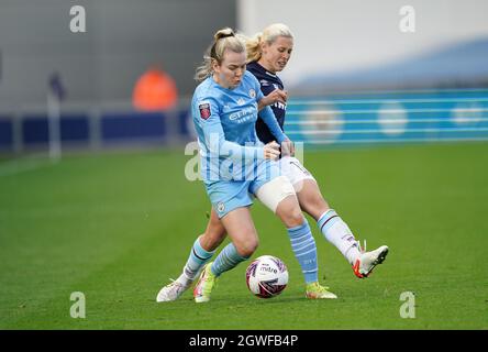 La canapa Lauren di Manchester City (a sinistra) e la Katerina Svitkova del West Ham United combattono per la palla durante la partita della fa Women's Super League all'Academy Stadium di Manchester. Data foto: Domenica 3 ottobre 2021. Foto Stock