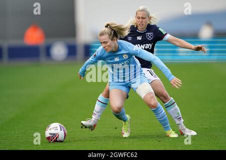 La canapa Lauren di Manchester City (a sinistra) e la Katerina Svitkova del West Ham United combattono per la palla durante la partita della fa Women's Super League all'Academy Stadium di Manchester. Data foto: Domenica 3 ottobre 2021. Foto Stock