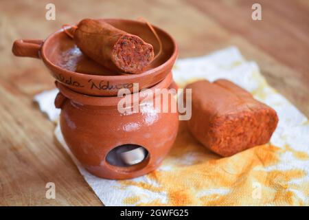 scorda nduja' strumento di terracotta per riscaldare e rendere la nduja  spalmabile Foto stock - Alamy