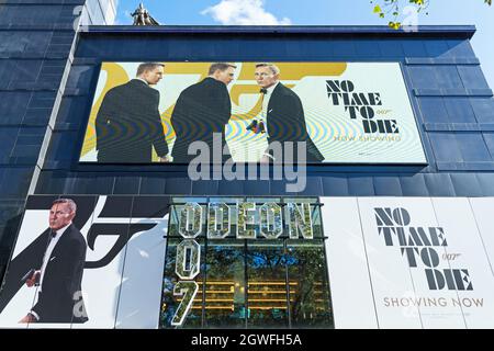 Film di James Bond No Time to Die in mostra all'Odeon di Leicester Square con uno speciale display promozionale del 007. Londra - 3 ottobre 2021 Foto Stock