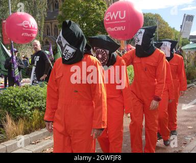 Manchester, Regno Unito, 3 ottobre 2021. Manifestazione nazionale, organizzata dall'Assemblea popolare, dal titolo: Protesta la Conferenza del partito Tory a Manchester. La Conferenza del partito conservatore si svolge dal 3 ottobre al 6 ottobre 2021 presso il complesso centrale di Manchester. I manifestanti marciarono da Whitworth Park, su Oxford Road, al centro congressi. Credit: Terry Waller/Alamy Live News Foto Stock