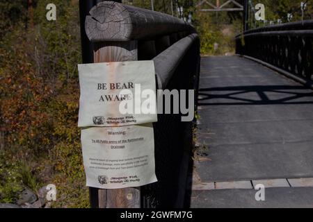 Grizzly portare cartello segnaletico in Montana. Foto Stock