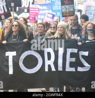 Manchester, Regno Unito, 3 ottobre 2021. Manifestazione nazionale, organizzata dall'Assemblea popolare, dal titolo: Protesta la Conferenza del partito Tory a Manchester. La Conferenza del partito conservatore si svolge dal 3 ottobre al 6 ottobre 2021 presso il complesso centrale di Manchester. I manifestanti marciarono da Whitworth Park, su Oxford Road, al centro congressi. Credit: Terry Waller/Alamy Live News Foto Stock