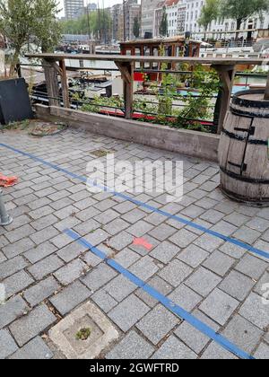 La segnaletica sociale di distanziamento era logorata in una terrazza di Rotterdam Foto Stock