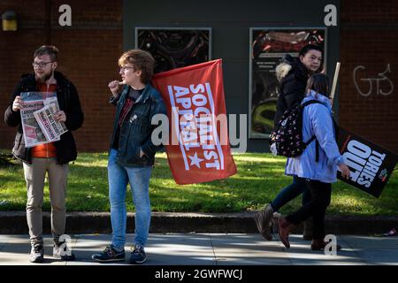 Manchester, Regno Unito. 03 ottobre 2021. Le persone con cartelloni attendono l'inizio della dimostrazione dell'Assemblea dei popoli. I movimenti sociali e i sindacati si uniscono e oltrepassano la Conferenza del Partito conservatore chiedendo politiche più eque per la classe operaia. Credit: Andy Barton/Alamy Live News Foto Stock