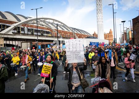 Manchester, Regno Unito. 03 ottobre 2021. Migliaia di manifestanti si sfilano davanti al centro di Manchester, dove si svolge la Conferenza del partito conservatore. I movimenti sociali e i sindacati uniscono le politiche più giuste per la classe operaia. Credit: Andy Barton/Alamy Live News Foto Stock