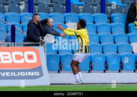 ARNHEM, PAESI BASSI - 3 OTTOBRE: Lois Openda di Vitesse festeggia il suo obiettivo durante la partita olandese Eredivisie tra Vitesse e Feyenoord a Gelredome il 3 ottobre 2021 ad Arnhem, Paesi Bassi (Foto di Marcel ter Bals/Orange Pictures) Foto Stock