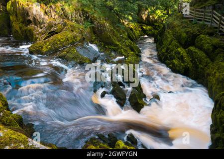 Lunga esposizione di acqua in rapido movimento su una curva del fiume Doe in Ingleton, nel Yorkshire Dales Foto Stock