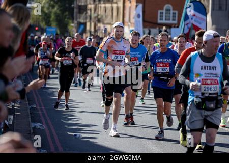 Londra, Regno Unito. 3 ottobre 2021. Persone che corrono nella Maratona di Londra del 2021 al Tower Bridge di Londra, Regno Unito. Credit: SMPNEWS / Alamy Live News Foto Stock