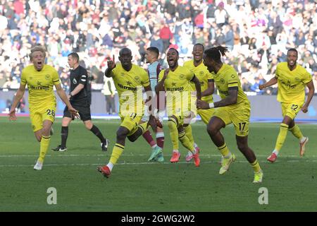 Londra, Regno Unito. 3 ottobre 2021. GOAL Yoane Wissa di Brentford segna il traguardo vincente durante la partita West Ham vs Brentford Premier League al London Stadium Stratford. Credit: MARTIN DALTON/Alamy Live News Foto Stock