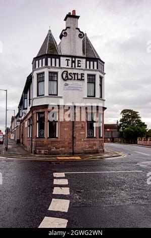 Il caratteristico Castle Hotel a Berwick on Tweed è un Corner inn, che dispone anche di un ristorante e bar, ha tre tetti a falce e due torrette superiori c Foto Stock