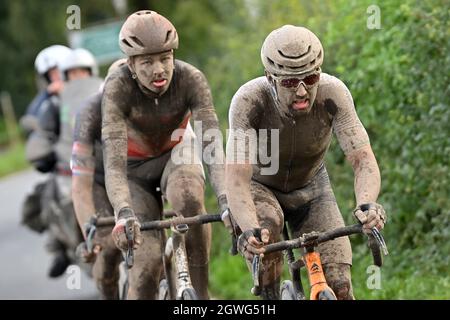 Il belga Florian Vermeersch di Lotto Soudal e l'italiano Sonny Colbrelli del Bahrain vittorioso ritratto in azione durante la gara d'élite maschile del 'pari Foto Stock