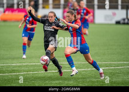 Lucy Watson (9 Sheffield United) e Lizzie Waldie (12 Crystal Palace) combattono durante la partita del campionato fa Womens tra Crystal Palace e Sheffield United a Hayes Lane, Bromley, Inghilterra. Foto Stock