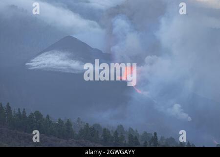 2021 Cumbre Vieja eruzione vulcanica (vista al mattino) sull'isola di la Palma, una delle Isole Canarie, governata dalla Spagna. L'eruzione del 30 settembre Foto Stock