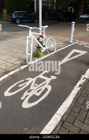 Una bicicletta fantasma (chiamata anche ghostcycle o WhiteCycle) bicicletta monumento a bordo strada, dove un ciclista è stato ucciso a Richmond, Londra Regno Unito. (127) Foto Stock