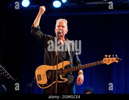 Un primo concerto post-Covid 19: Tom Robinson, in concerto con la sua band, Victoria Hall, Settle, North Yorkshire, 30 settembre 2021 Foto Stock