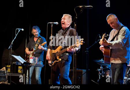 Un primo concerto post-Covid 19: Tom Robinson, in concerto con la sua band, Victoria Hall, Settle, North Yorkshire, 30 settembre 2021 Foto Stock